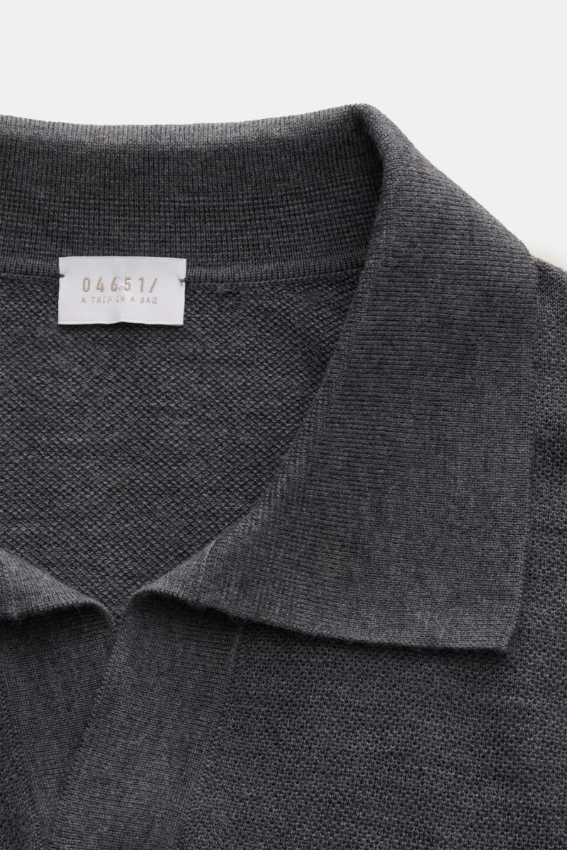 Close-up front view of the 04651/ A trip in a bag Knit polo 'Johnny' dark grey showing fine knit texture and narrow collar.

Stylish comfort: This knit polo by 04651/ A TRIP IN A BAG in comfortable pure wool material is a versatile favourite for the au