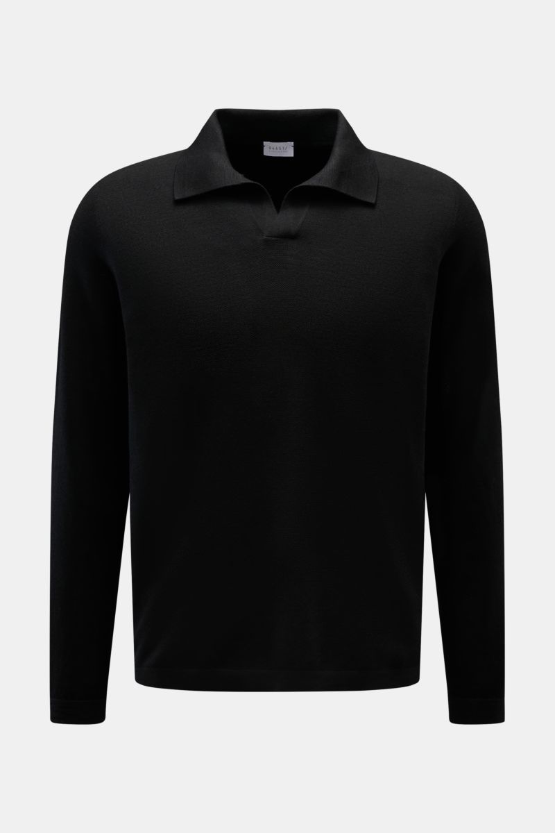 Front view of 04651/ A trip in a bag Knit polo 'Johnny' black in pure wool with narrow collar, soft fine knit, regular fit, ribbed bands.

Stylish comfort: This knit polo by 04651/ A TRIP IN A BAG in comfortable pure wool material is a versatile favour