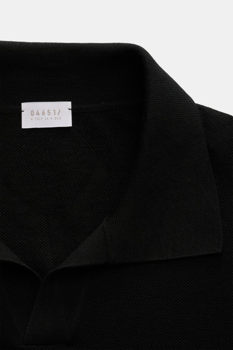 Close-up front view of the narrow collar and label of the 04651/ A trip in a bag Knit polo 'Johnny' black in fine knit pure wool.

Description:  
Stylish comfort: This knit polo by 04651/ A TRIP IN A BAG in comfortable pure wool material is a versatile