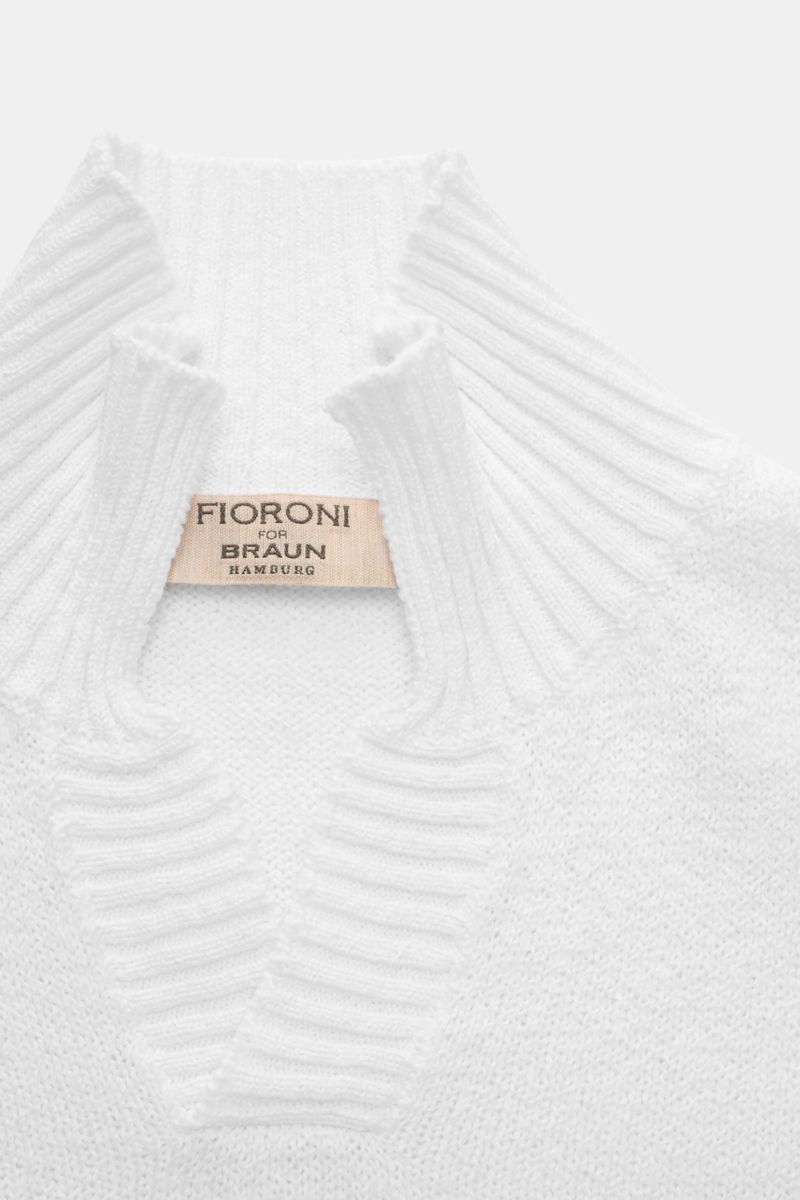 Fioroni V-Neck Pullover weiß, Detailaufnahme von oben, weiche reine Baumwolle, Slim Fit, halber Stehkragen aus Rippstrick mit V-Neck, flexible Bündchen.