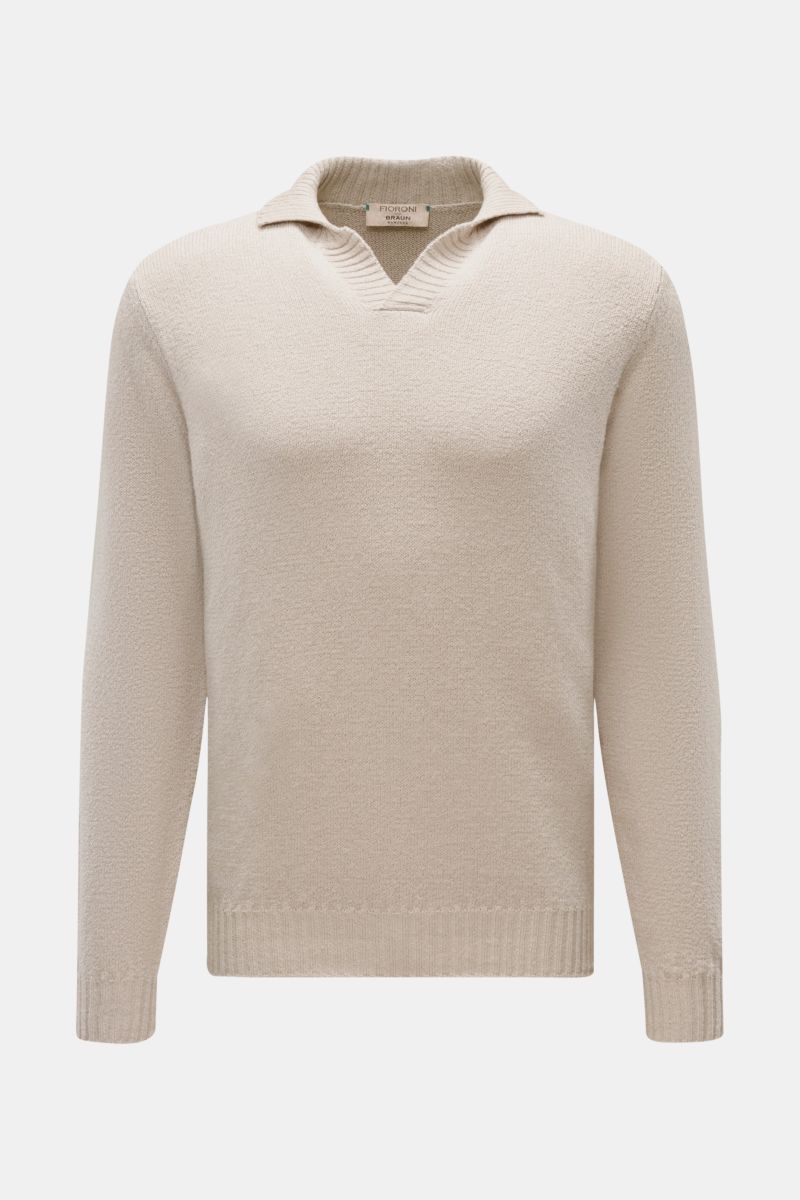 Frontal fotografierter Fioroni V-Neck Pullover beige aus reiner Baumwolle mit weichem Griff, halbem Stehkragen, V-Neck und flexiblem Rippbündchen.