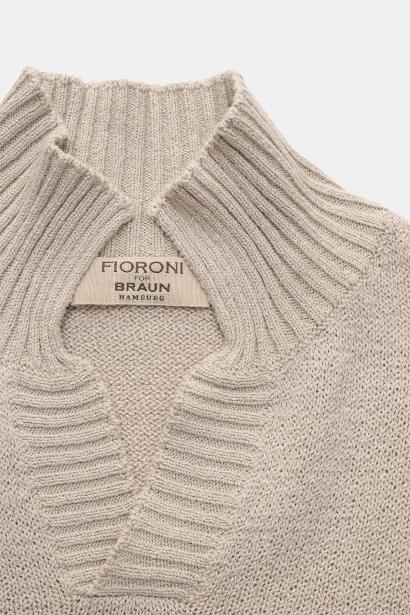 Fioroni V-Neck Pullover beige aus weicher Baumwolle mit halbem Stehkragen, V-Neck, Slim Fit und flexiblem Rippbündchen, Nahaufnahme von oben.