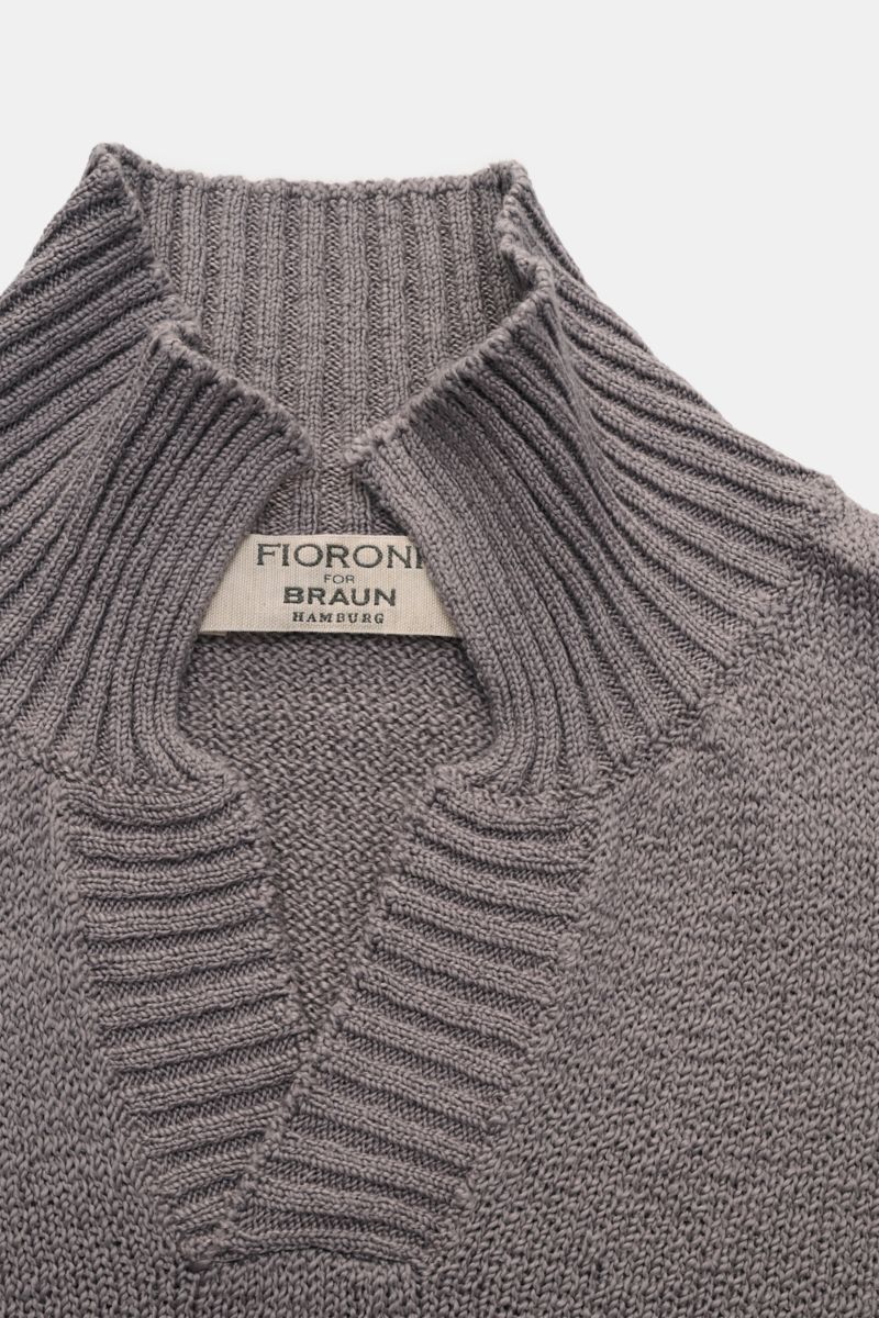 Fioroni V-Neck Pullover grau aus reiner Baumwolle, weicher Griff, Slim Fit, mittelfeines Strickbild, halber Stehkragen mit V-Neck, flexible Rippbündchen, Detailaufnahme von oben.