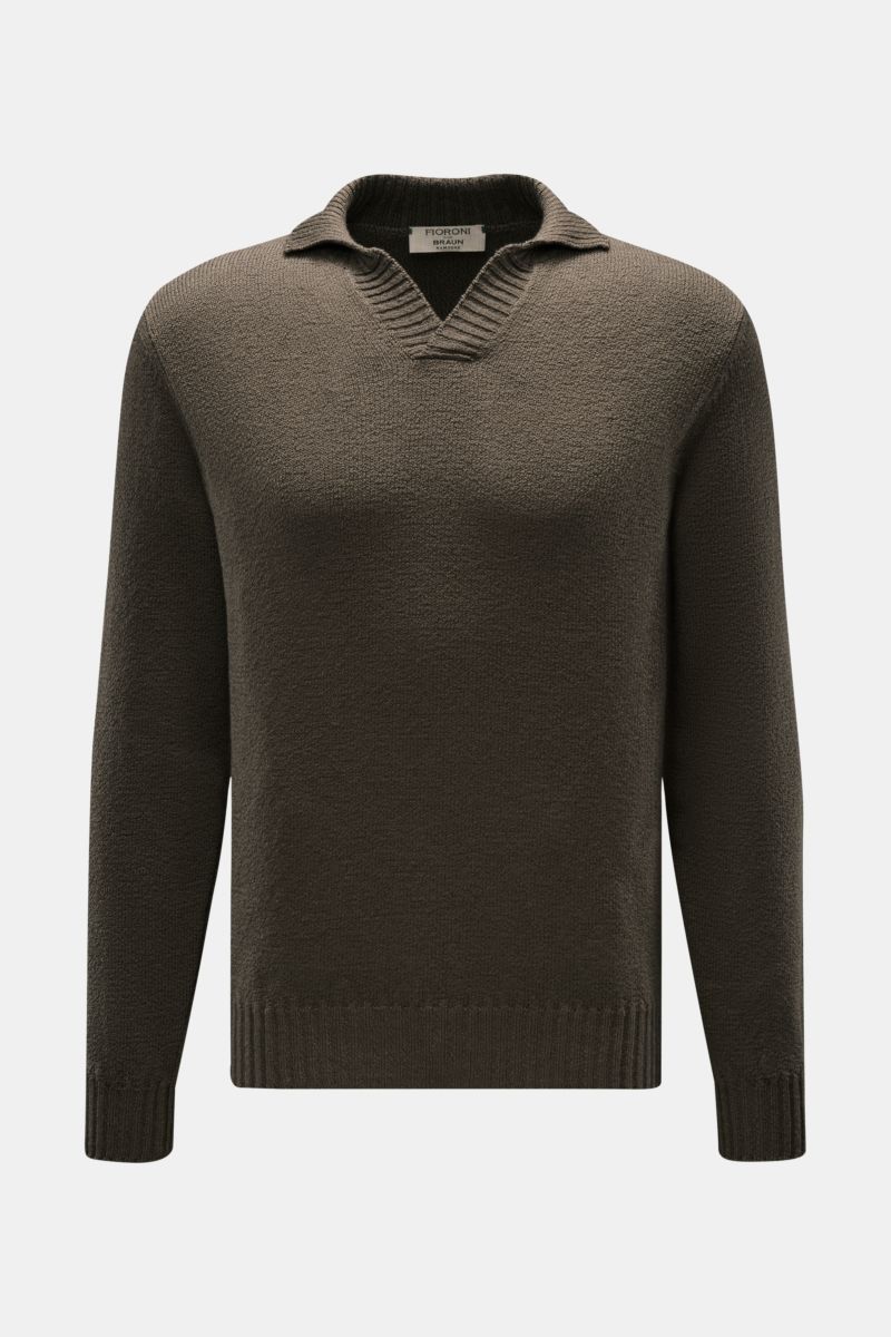 Fioroni V-Neck Pullover oliv, frontale Nahaufnahme, Slim Fit, weiche Baumwolle, halber Stehkragen mit V-Neck, mittelfeines Strickbild, flexible Rippbündchen.