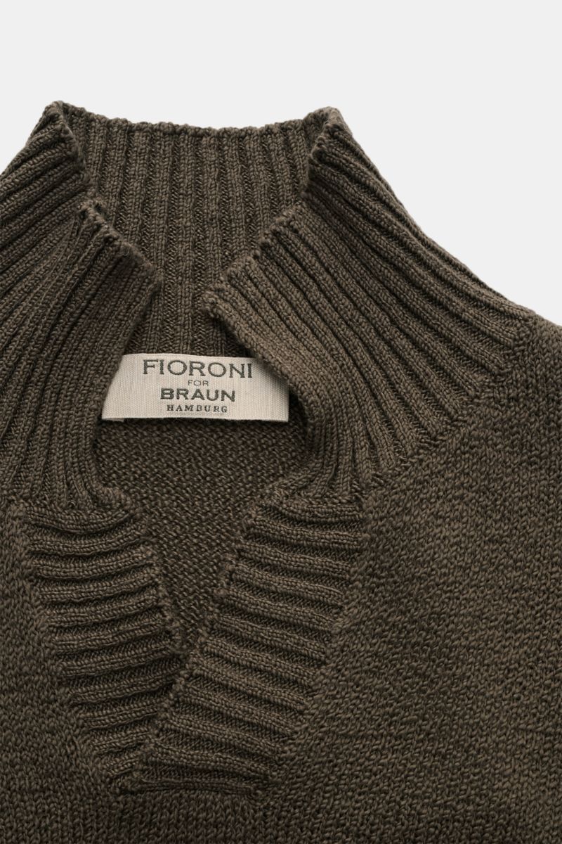 Nahaufnahme des Fioroni V-Neck Pullover oliv aus reiner Baumwolle mit halbem Stehkragen, V-Neck, Rippstrick und mittelfeinem Strickbild.