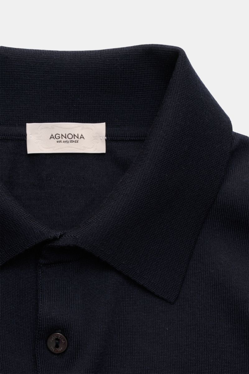 Agnona Strickpolo navy aus reiner Wolle, fein gestrickt, Slim Fit, mit hoch schließendem Polokragen und Drei-Knopf-Leiste, Detailansicht von oben.
