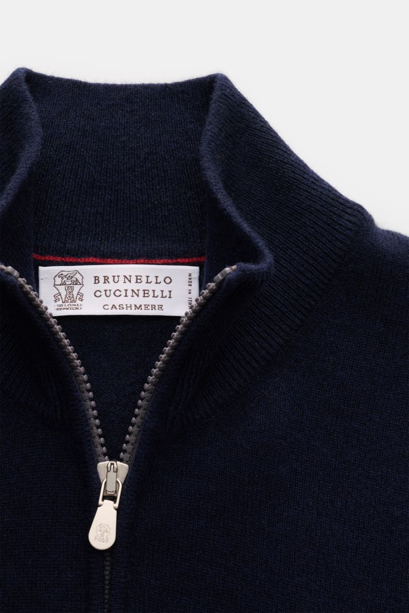 Brunello Cucinelli Cashmere Troyer navy shown from close-up front top perspective, featuring zip-up collar, fine knit, soft cashmere fabric. Sportives Freizeit-Essential made in Solomeo: Der Troyer aus reinem Cashmere von BRUNELLO CUCINELLI setzt einen