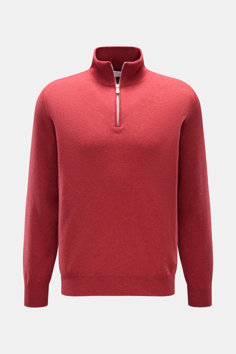 Front view of Brunello Cucinelli Cashmere Troyer hellrot, a light red pure cashmere sweater with a soft touch, fine knit, slim contrast edges, regular fit, zip-up Troyer collar, and flexible ribbed cuffs. Sportives Freizeit-Essential made in Solomeo: Der 