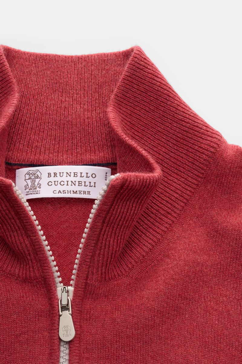 Brunello Cucinelli Cashmere Troyer hellrot shown in close-up from above, featuring a soft light red knit with a half-zip troyer collar, fine stitch pattern, narrow contrast edges, and flexible ribbed cuffs. Sportives Freizeit-Essential made in Solomeo: