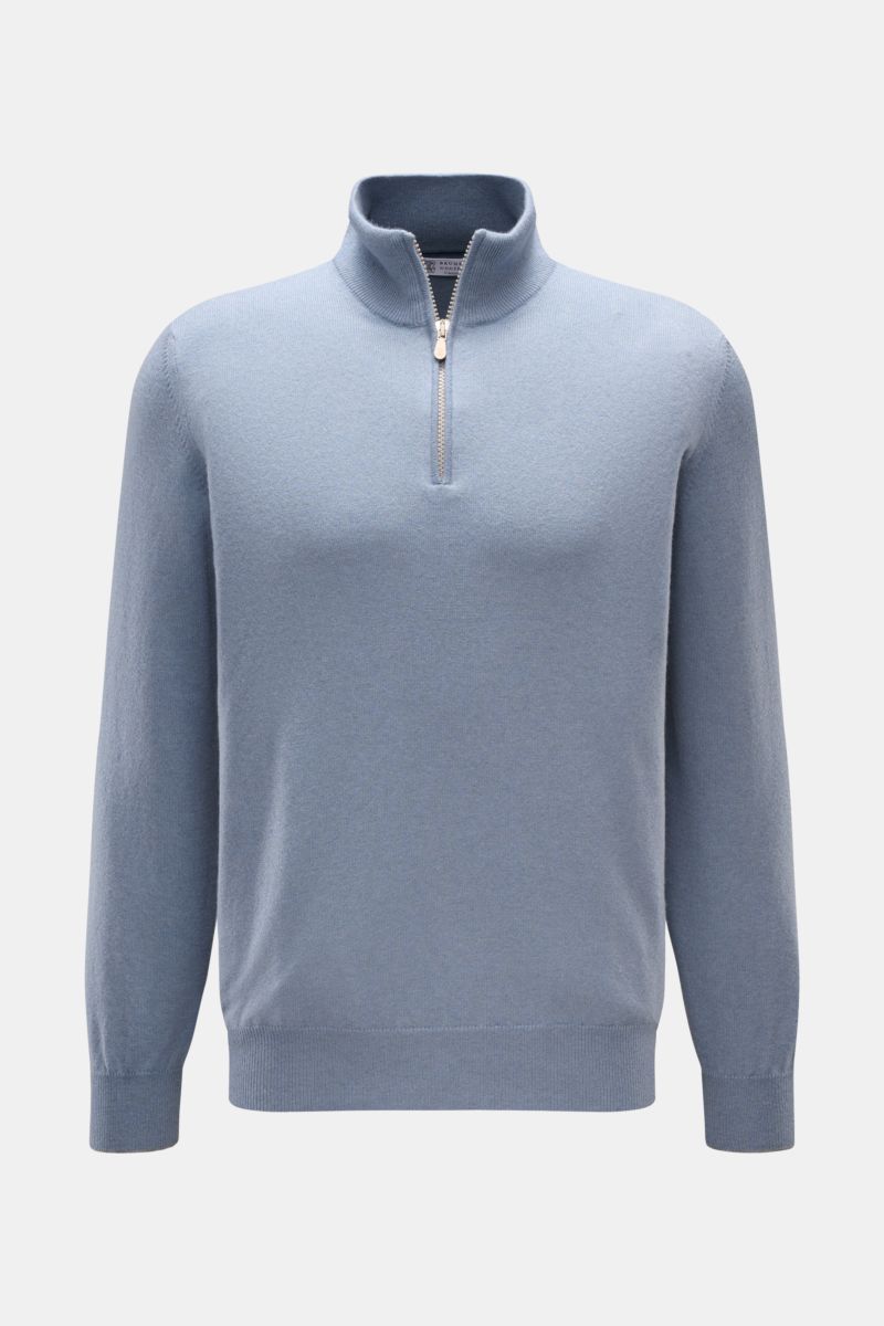 Front view of Brunello Cucinelli Cashmere Troyer rauchblau in soft light blue with a half-zip Troyer collar and ribbed cuffs.

Description: Sportives Freizeit-Essential made in Solomeo: Der Troyer aus reinem Cashmere von BRUNELLO CUCINELLI setzt einen 