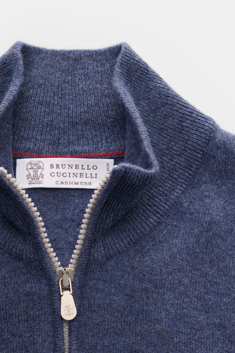 Brunello Cucinelli Cashmere Troyer blau meliert shown in close-up from above, highlighting its zip-up collar and fine knit texture. Sportives Freizeit-Essential made in Solomeo: Der Troyer aus reinem Cashmere von BRUNELLO CUCINELLI setzt einen luxuriös