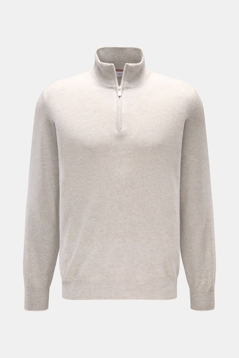 Front view of Brunello Cucinelli Cashmere Troyer hellgrau meliert, a light grey melange quarter-zip sweater in pure cashmere with fine knit texture and slim contrast edges. Sportives Freizeit-Essential made in Solomeo: Der Troyer aus reinem Cashmere vo