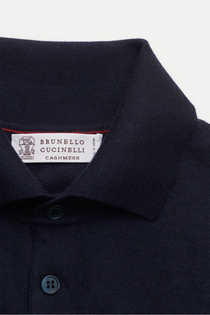 Close-up front view of Brunello Cucinelli Strickpolo navy showing soft knit fabric, classic collar, three-button placket, and label inside collar.

Description: Luxus, den Sie sofort spüren: Dieses zeitlose Poloshirt von BRUNELLO CUCINELLI besticht dur