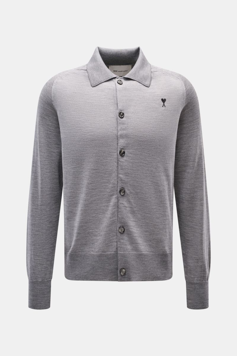 Ami Paris Merino Cardigan grau meliert, Frontansicht, Regular Fit mit gestricktem Umlegekragen, sechs Knöpfen, Logo-Stitching, Raglanärmel, Rippbündchen, reine Merinowolle.