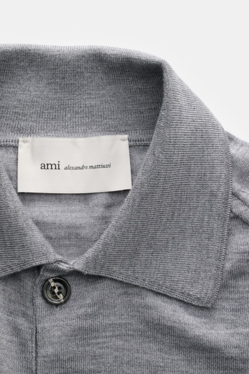 Ami Paris Merino Cardigan grau meliert, Nahaufnahme von oben auf gestrickten Umlegekragen aus reiner Merinowolle mit Knopf und Label.