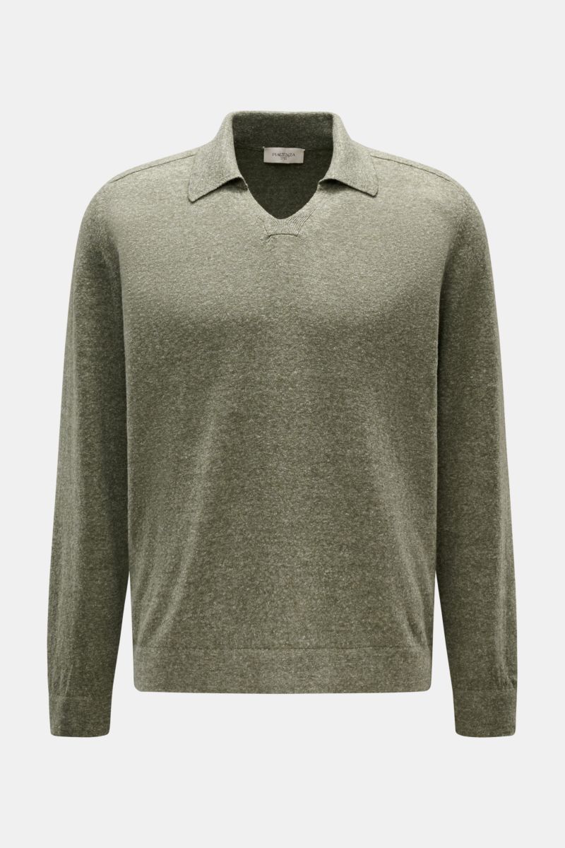 Piacenza 1733 Strickpolo dunkelgrün meliert, frontal fotografiert, Oversized Fit, klassischer Polokragen, offene Kragenleiste, weicher Cashmere-Leinen-Mix, feines Strickbild, Rippbündchen.