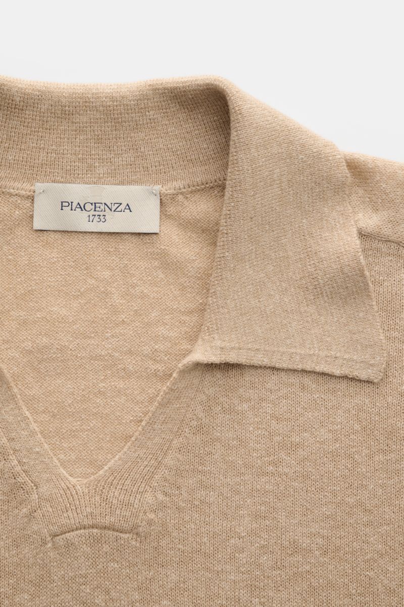 Piacenza 1733 Strickpolo sand meliert in Nahaufnahme von oben, Oversized Fit, klassischer Polokragen, offene Kragenleiste, feines Strickbild, weicher Griff.