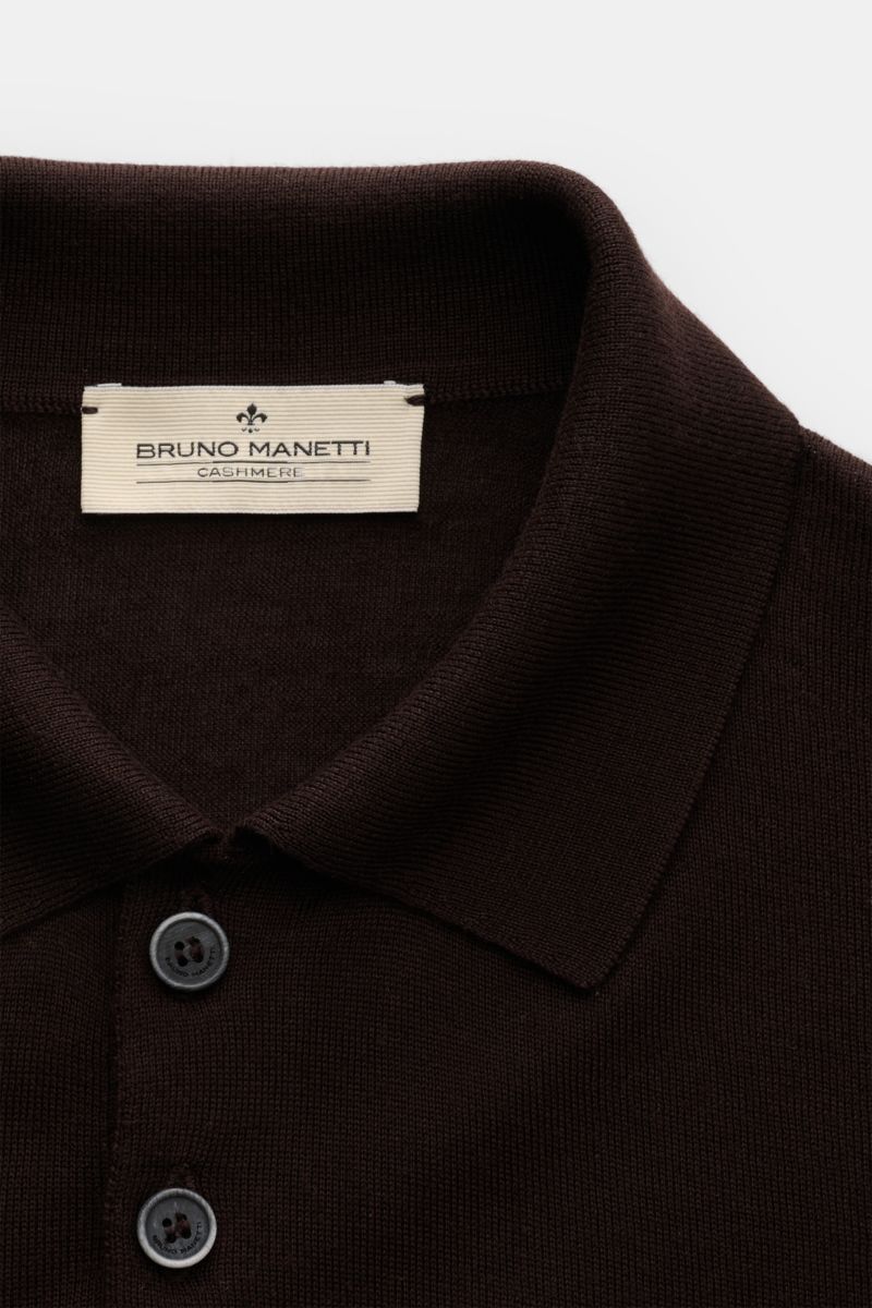 Bruno Manetti Strickpolo dunkelbraun in Slim Fit, aus Cashmere-Seiden-Mix, feines Strickbild, Polokragen, Drei-Knopf-Leiste, Nahaufnahme von oben.