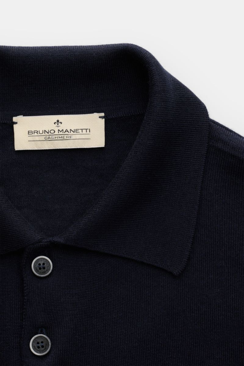 Bruno Manetti Strickpolo navy aus Cashmere-Seiden-Mix, Slim Fit, feines Strickbild, Polokragen und Drei-Knopf-Leiste, Detailaufnahme von oben.