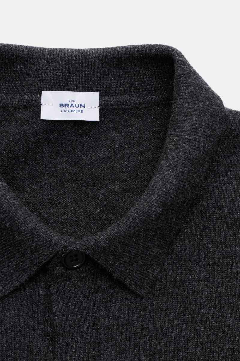 Nahaufnahme von von Braun Cashmere Strickhemd dunkelgrau meliert, Slim Fit mit klassischem Umlegekragen, weichem reinen Cashmere.