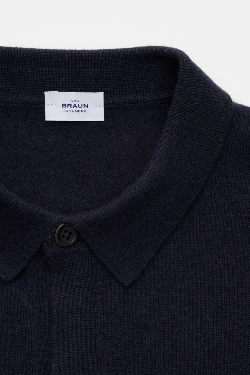 Nahaufnahme des von Braun Cashmere Strickhemd navy in Slim Fit, feinem Strickbild, klassischem Umlegekragen und glatter Knopfleiste.