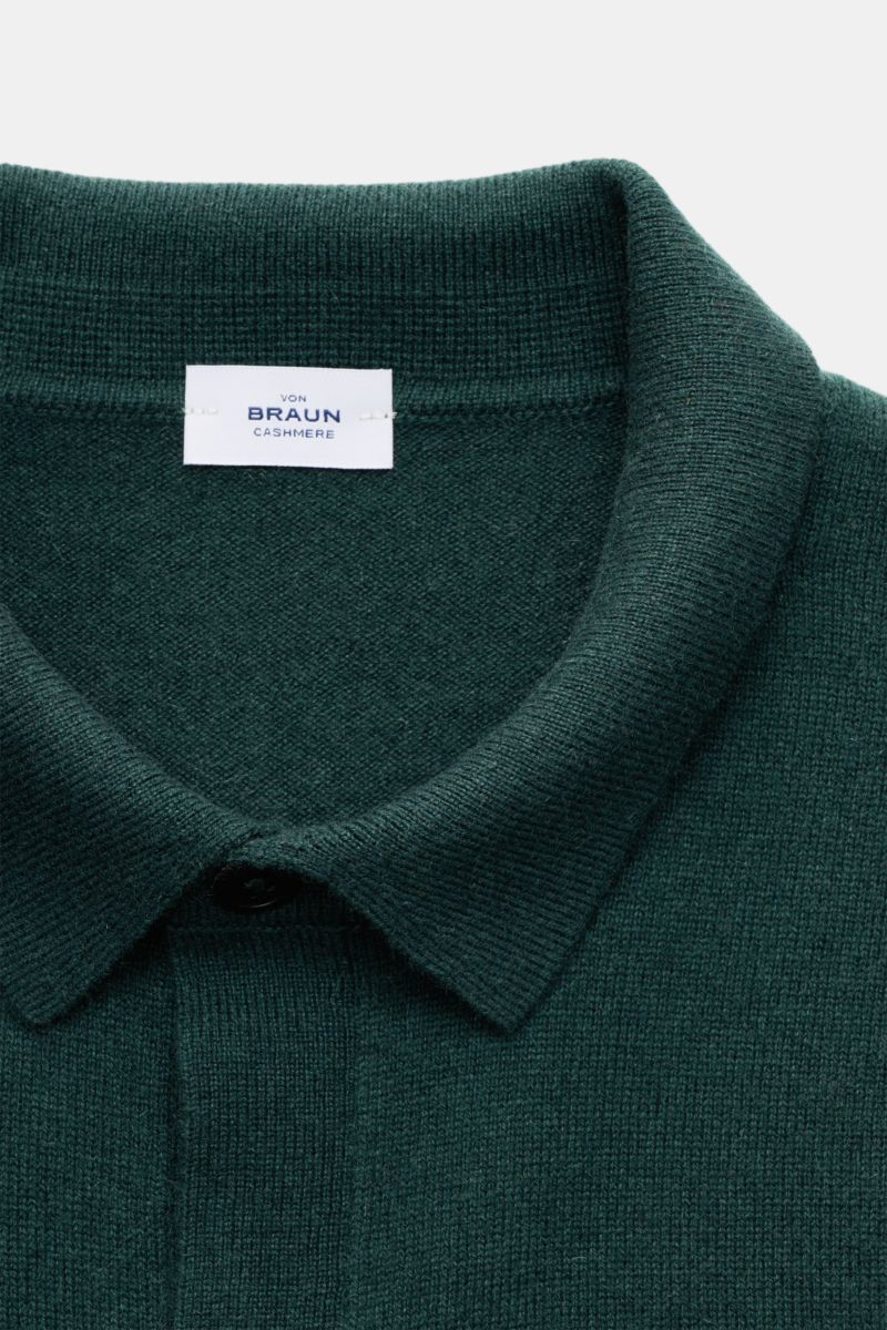 von Braun Cashmere Strickhemd dunkelgrün, Slim Fit, feines Strickbild, klassischer Umlegekragen, glatte Knopfleiste, weicher Griff, Nahaufnahme von oben