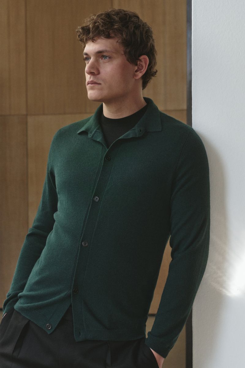 von Braun Cashmere Strickhemd dunkelgrün, Slim Fit, feines Strickbild, klassischer Umlegekragen, glatte Knopfleiste, Rippbündchen, seitliche Nahaufnahme, luxuriöses Winter-Essential aus reinem mongolischem Cashmere mit sehr weichem Griff.