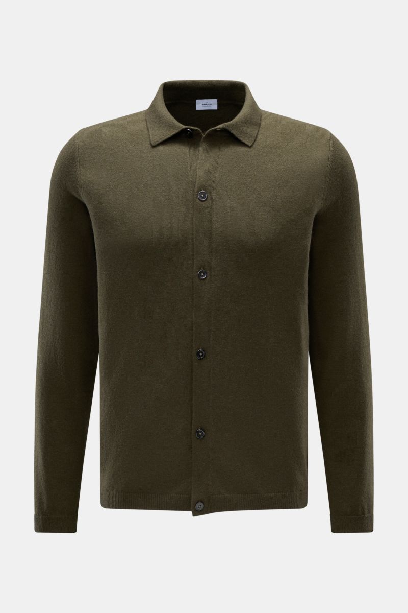 Frontale Aufnahme des von Braun Cashmere Strickhemd dark olive aus reinem mongolischem Cashmere, Slim Fit, glatter Knopfleiste, klassischem Umlegekragen und komfortablen Rippbündchen.
