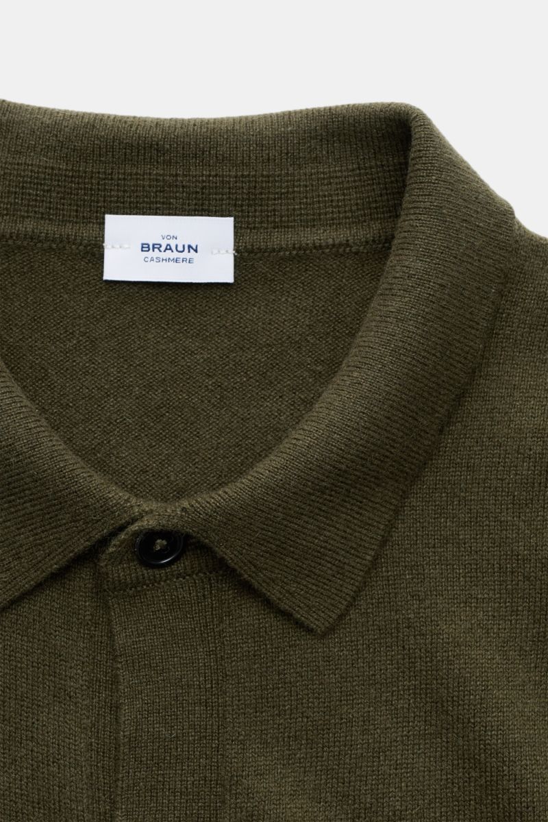 Nahaufnahme von von Braun Cashmere Strickhemd dark olive, Slim Fit, klassischem Umlegekragen, glatter Knopfleiste, feinem Strickbild aus reinem mongolischem Cashmere.