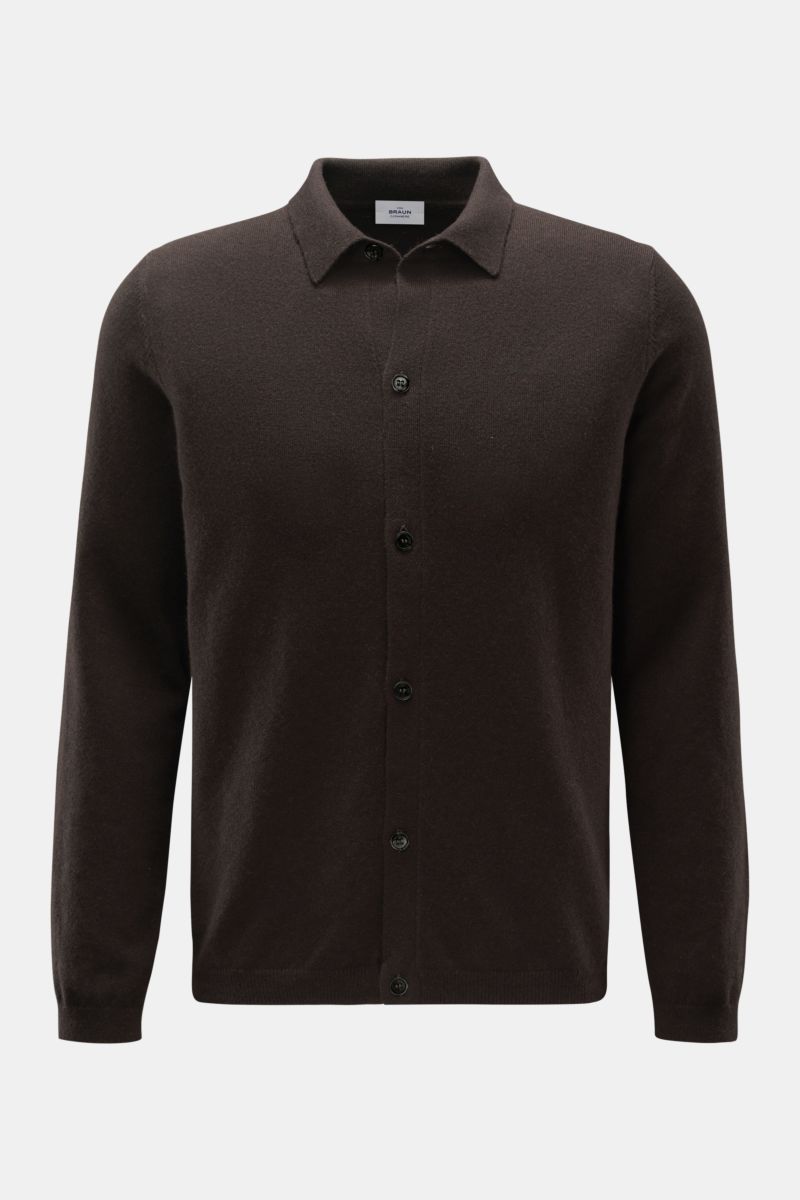 von Braun Cashmere Strickhemd dunkelbraun, frontal fotografiert, Slim Fit, reiner Cashmere, weicher Griff, feines Strickbild, Umlegekragen, Knopfleiste, Rippbündchen.