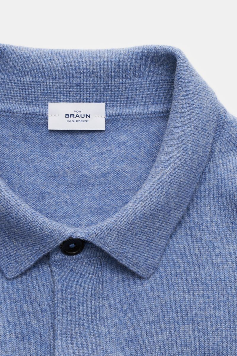 Nahaufnahme von oben auf das blaumelierte von Braun Cashmere Strickhemd, reiner Cashmere, Slim Fit, klassischer Umlegekragen, glatte Knopfleiste, weicher Griff.