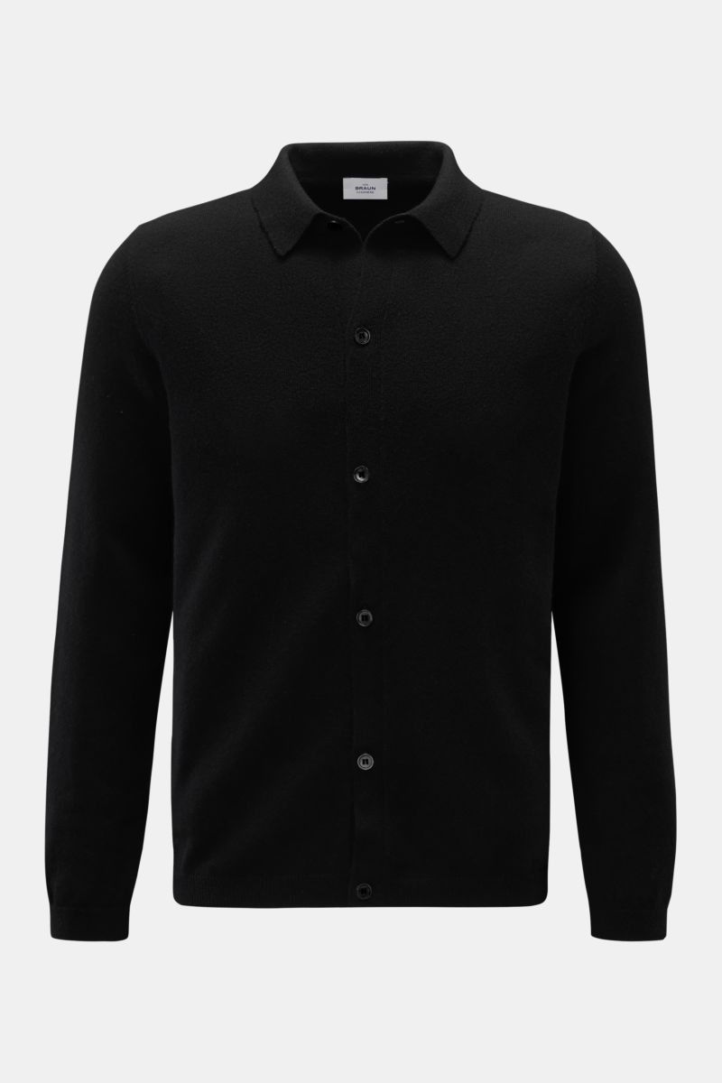 von Braun Cashmere Strickhemd schwarz, frontal fotografiert, Slim Fit aus feinstem mongolischem Cashmere mit klassischem Kragen, glatter Knopfleiste und Rippbündchen.