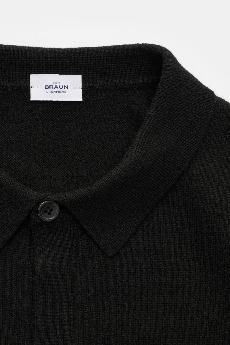 Nahaufnahme des von Braun Cashmere Strickhemds schwarz, Slim Fit mit klassischem Umlegekragen, glatter Knopfleiste und feinem Strickbild aus reinem mongolischem Cashmere.