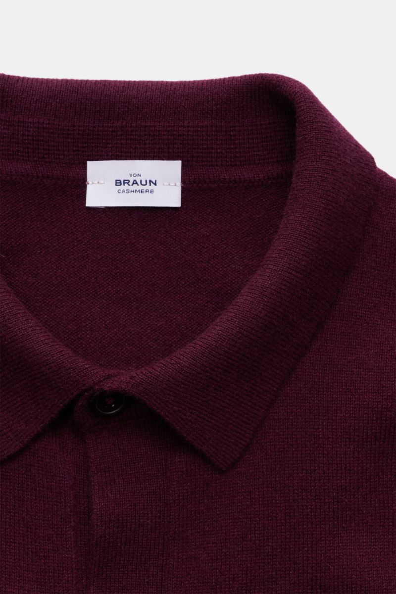Nahaufnahme von von Braun Cashmere Strickhemd bordeaux, Slim Fit mit klassischem Umlegekragen, glatter Knopfleiste, feinem Strickbild aus reinem Cashmere.