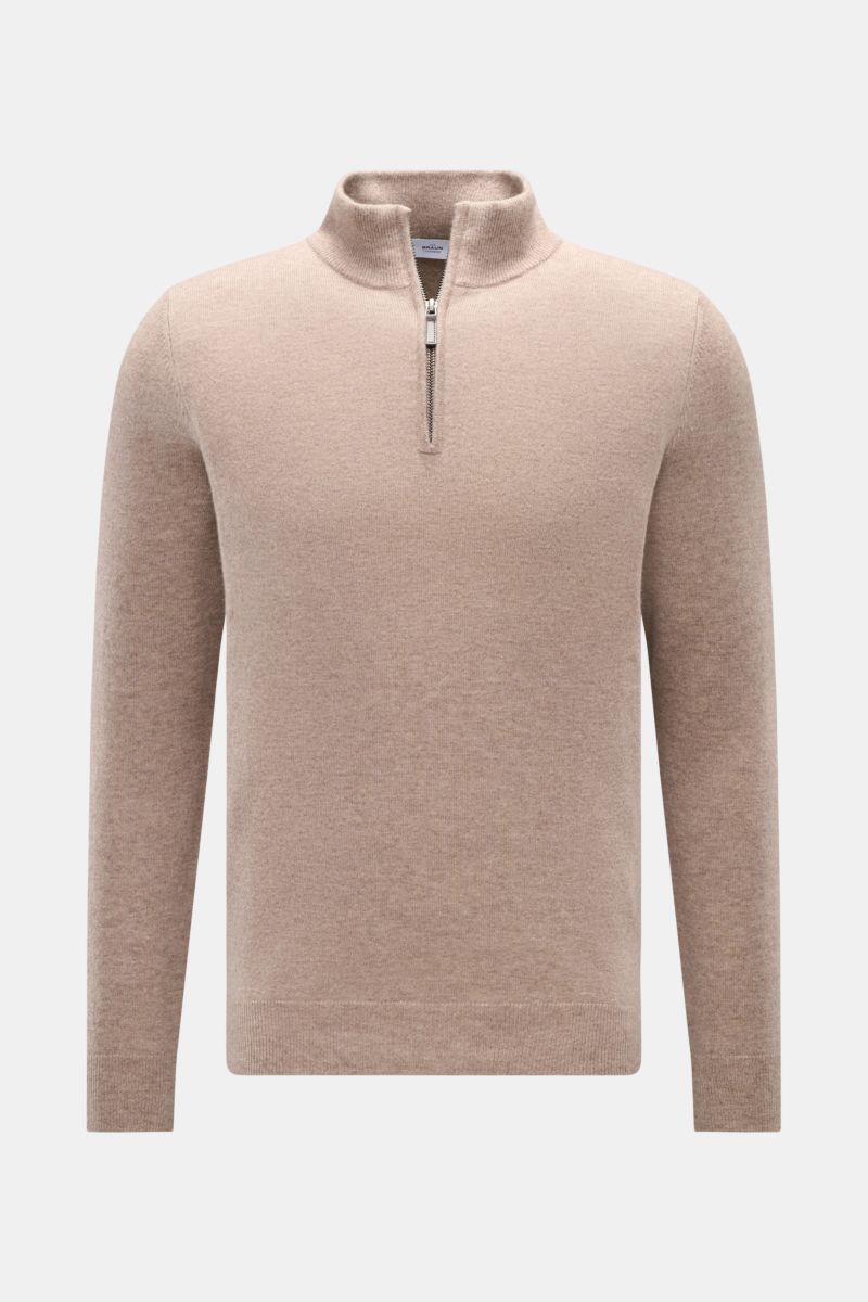 Front view of von Braun Cashmere half-zip jumper beige mottled, a slim fit, fine knit half-zip jumper with flexible ribbed bands and very soft pure cashmere feel. 

This clean VON BRAUN half-zip jumper made from high-quality and exceptionally fine Mong