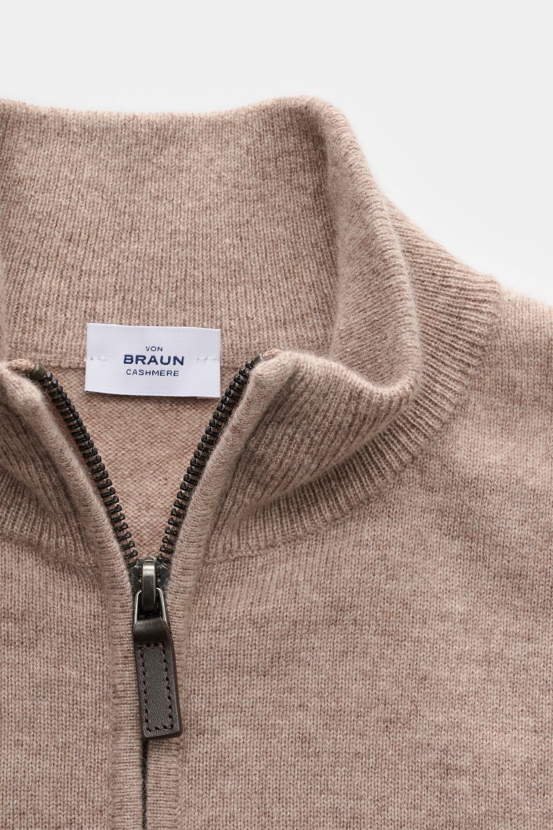 von Braun Cashmere half-zip jumper beige mottled shown from above, highlighting fine knit, half-zip with leather pull, and ribbed collar. This clean VON BRAUN half-zip jumper made from high-quality and exceptionally fine Mongolian cashmere combines a t