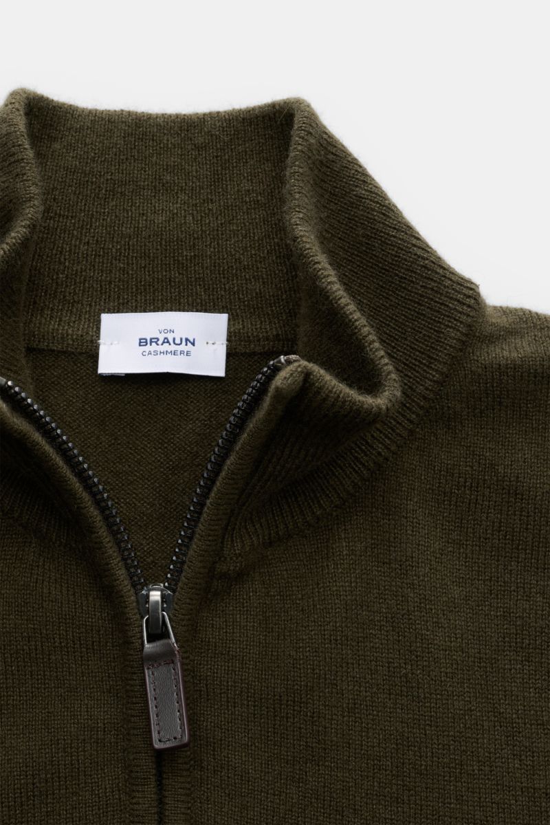 von Braun Cashmere Troyer oliv, Nahaufnahme von oben, feines Strickbild, Slim Fit, typischer Troyerkragen mit Zipper, reiner Cashmere, weicher Griff, flexible Rippbündchen, hochwertiges mongolisches Cashmere.
