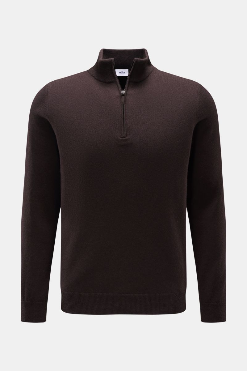 von Braun Cashmere Troyer dunkelbraun, frontale Ansicht, Slim Fit, reiner Cashmere aus Mongolei, weicher Griff, feines Strickbild, Troyerkragen mit Zipper, flexible Rippbündchen, zeitloses Design.