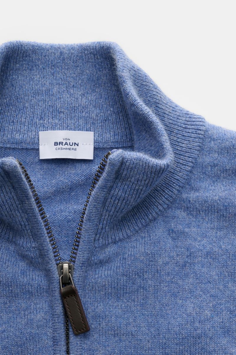 Nahaufnahme des von Braun Cashmere Troyer blau meliert, fotografiert von oben, zeigt Troyerkragen mit Zipper, feines Strickbild, reinen Cashmere, Slim Fit und flexible Rippbündchen.