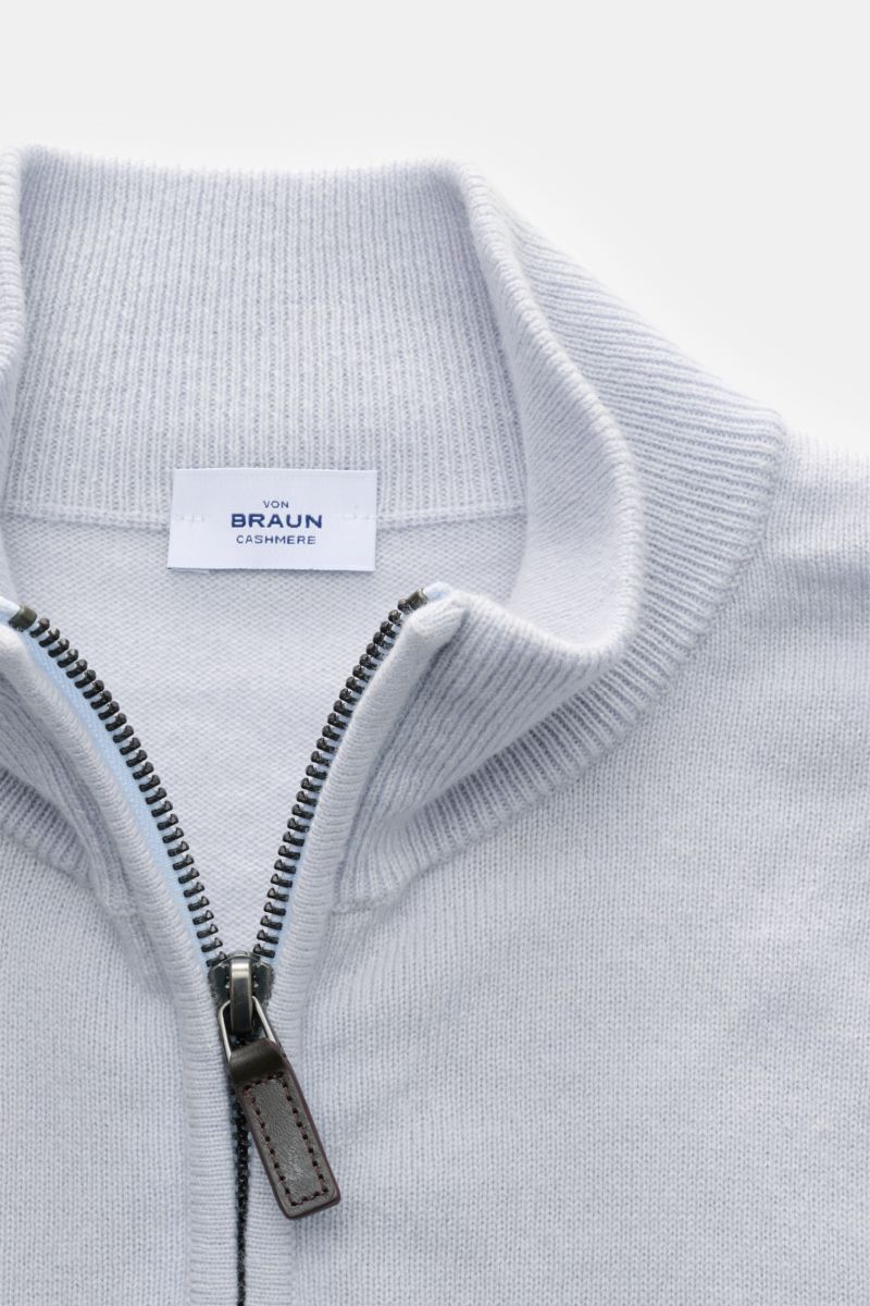 von Braun Cashmere Troyer hellblau, Nahaufnahme von oben, reiner Cashmere, sehr weicher Griff, feines Strickbild, Slim Fit, Troyerkragen mit Zipper, flexible Rippbündchen, hochwertig aus Mongolei