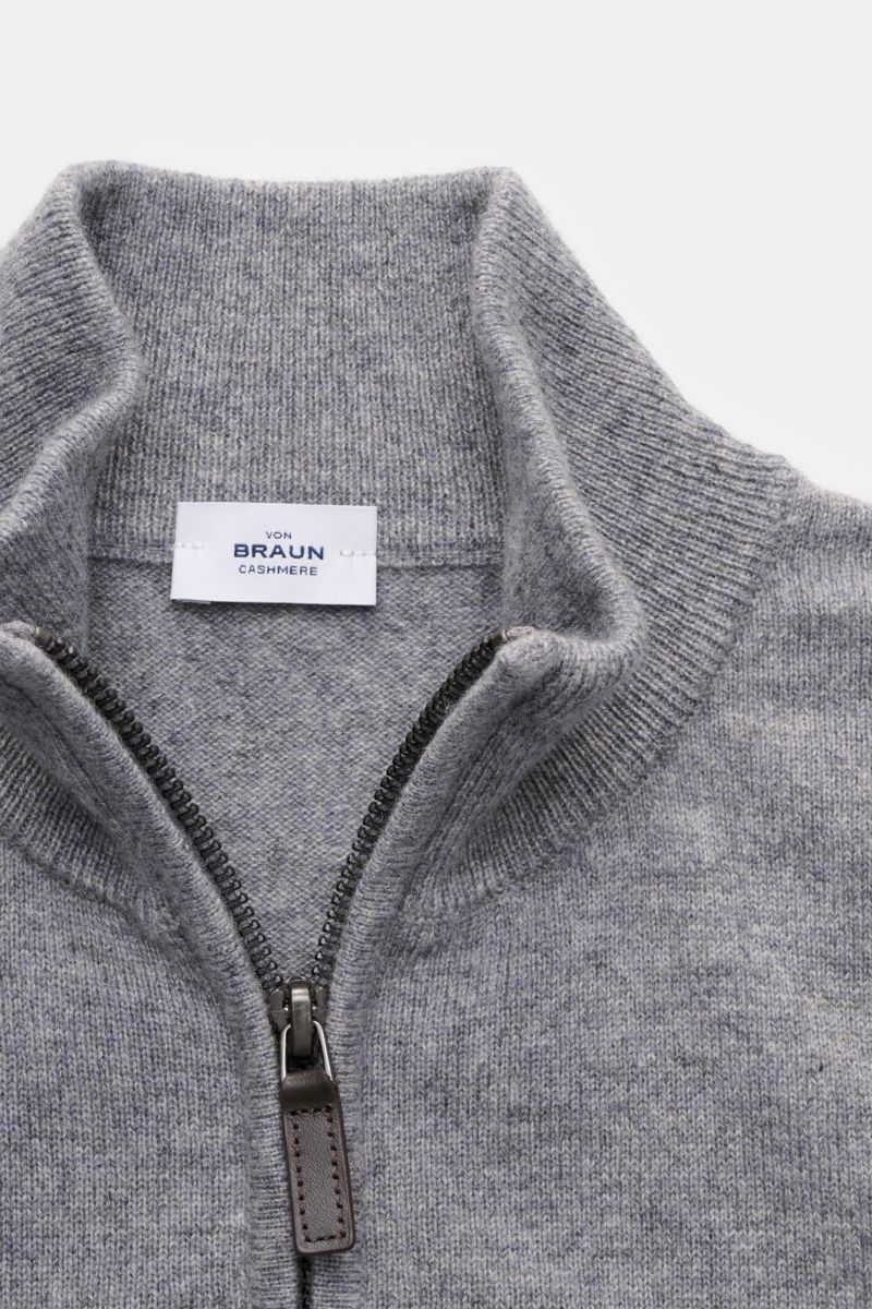 Close-up front view of von Braun Cashmere half-zip jumper grey mottled with a high collar and zipper, made of pure fine Mongolian cashmere.

This clean VON BRAUN half-zip jumper made from high-quality and exceptionally fine Mongolian cashmere combines 