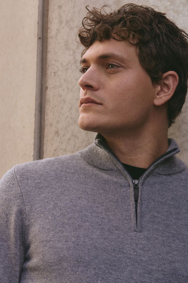 von Braun Cashmere Troyer grau meliert aus feinem Strick, Slim Fit mit Troyerkragen und Zipper, weicher Griff, flexible Rippbündchen, Modell von schräg vorne fotografiert