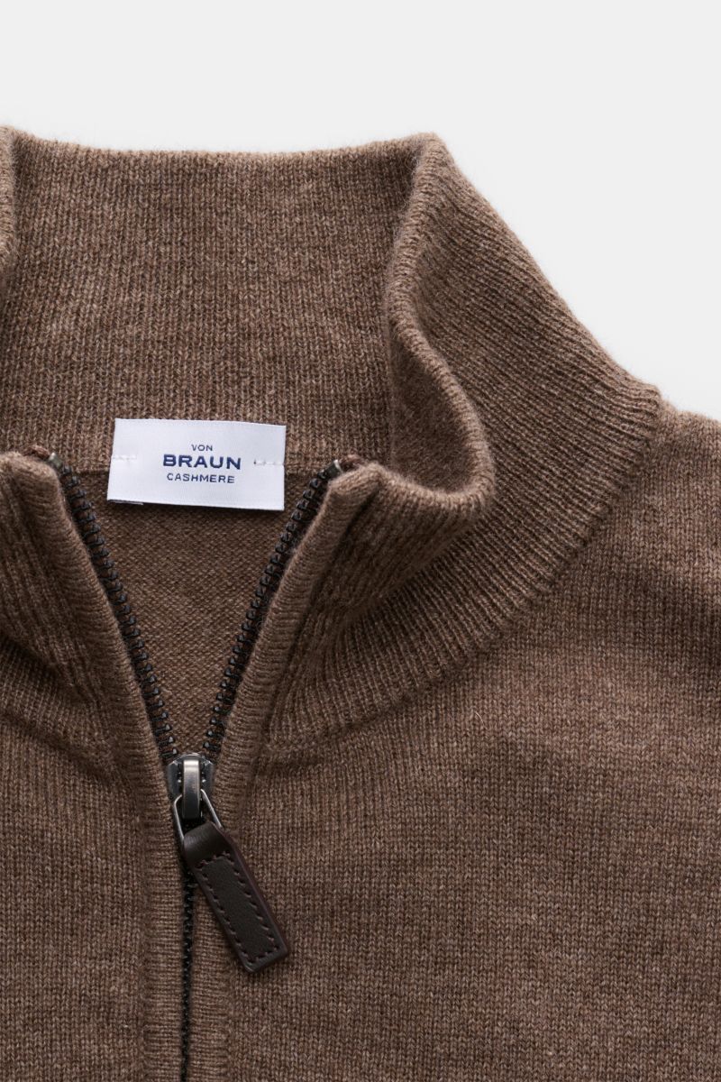 Close-up front view of the von Braun Cashmere half-zip jumper brown mottled, showing fine knit, ribbed collar, and half-zip with leather pull. This clean VON BRAUN half-zip jumper made from high-quality and exceptionally fine Mongolian cashmere combine