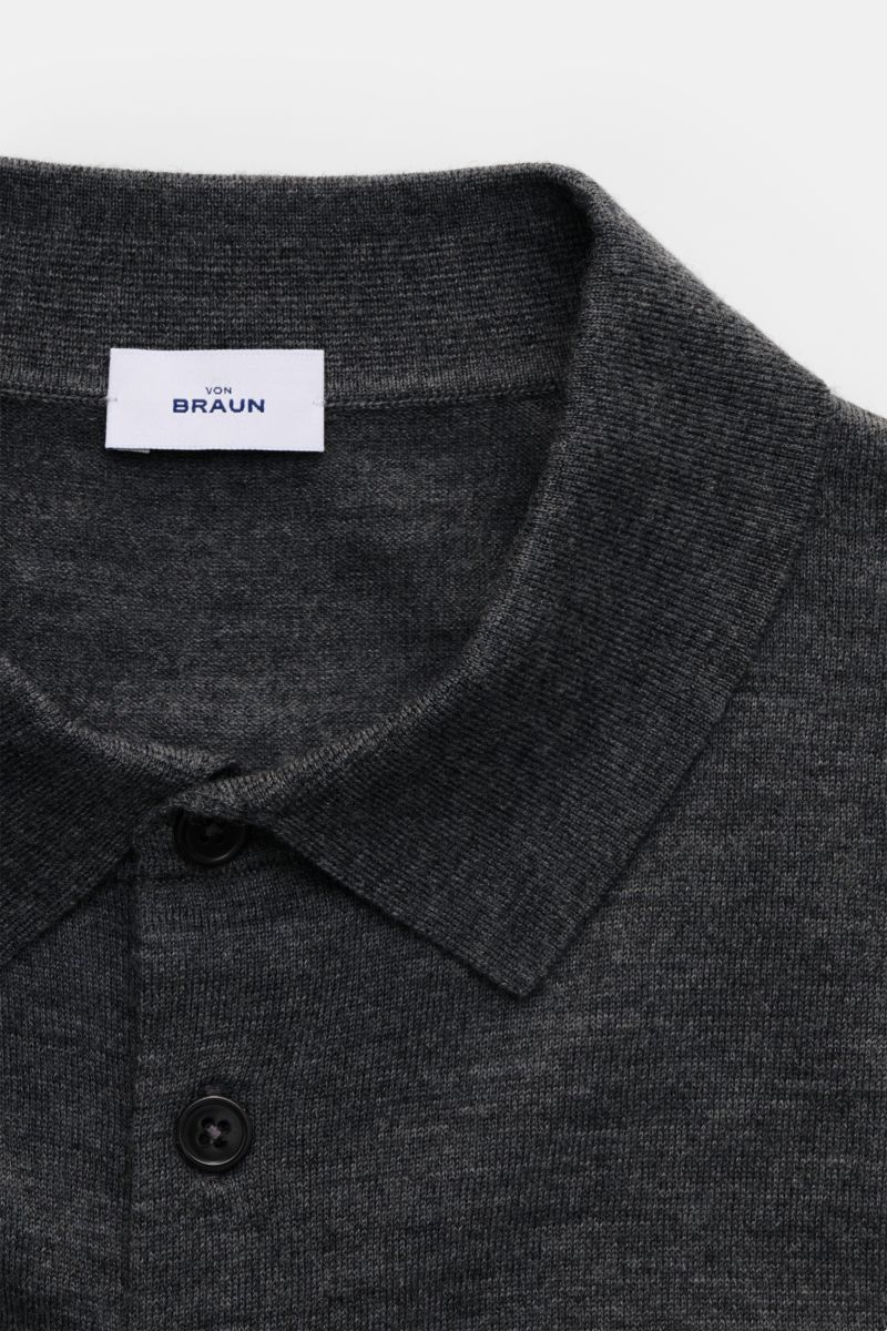 Nahaufnahme von von Braun Merino Feinstrickpolo anthrazit meliert, Slim Fit, schmaler Polokragen, glatte Drei-Knopf-Leiste, reine Merinowolle.