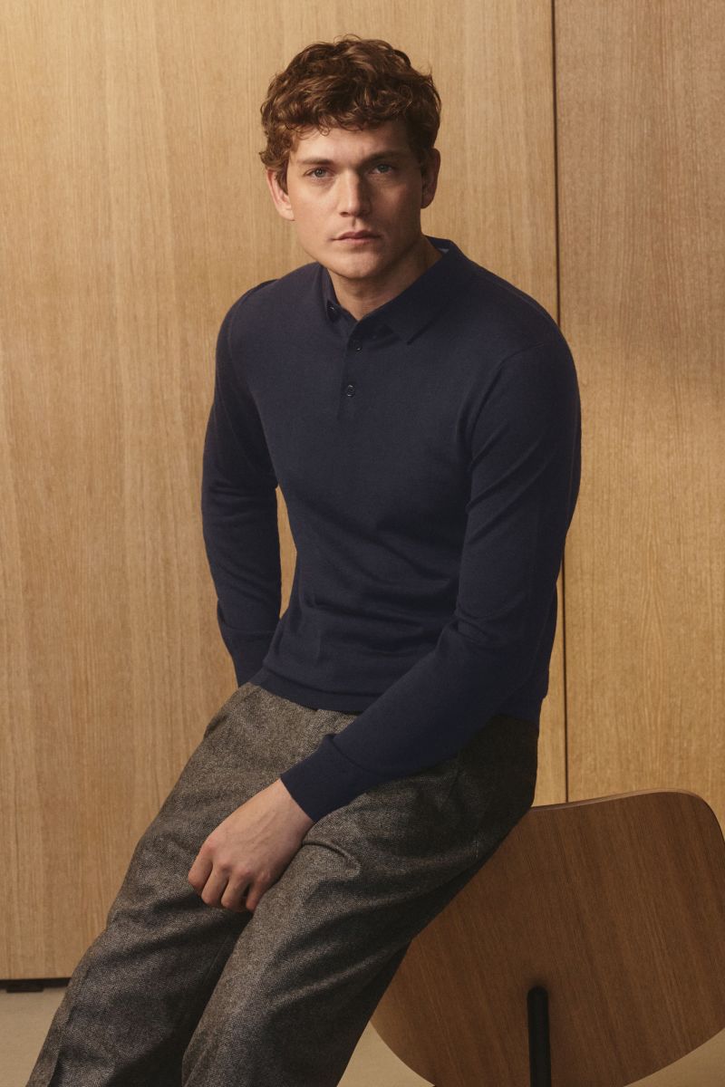 von Braun Merino Feinstrickpolo navy in Slim Fit, aus reiner Merinowolle mit schmalem Polokragen, glatter Drei-Knopf-Leiste und Rippbündchen, frontal sitzend fotografiert.
