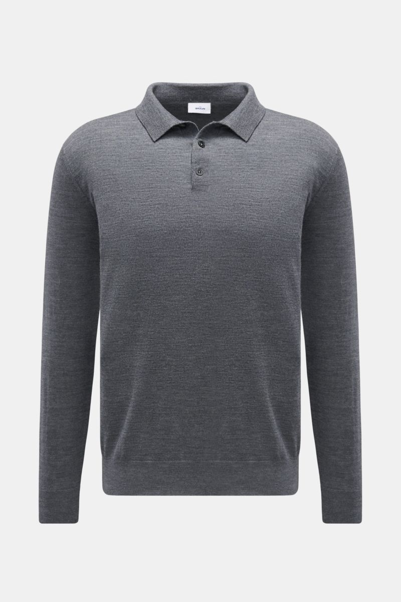 Front view of von Braun Merino Feinstrickpolo grau meliert, a slim fit long sleeve polo made of pure merino wool with a smooth, fine knit, narrow collar, three-button placket, and ribbed cuffs. Reine Merinowolle, zu komfortablem Feinstrick verarbeitet, ma