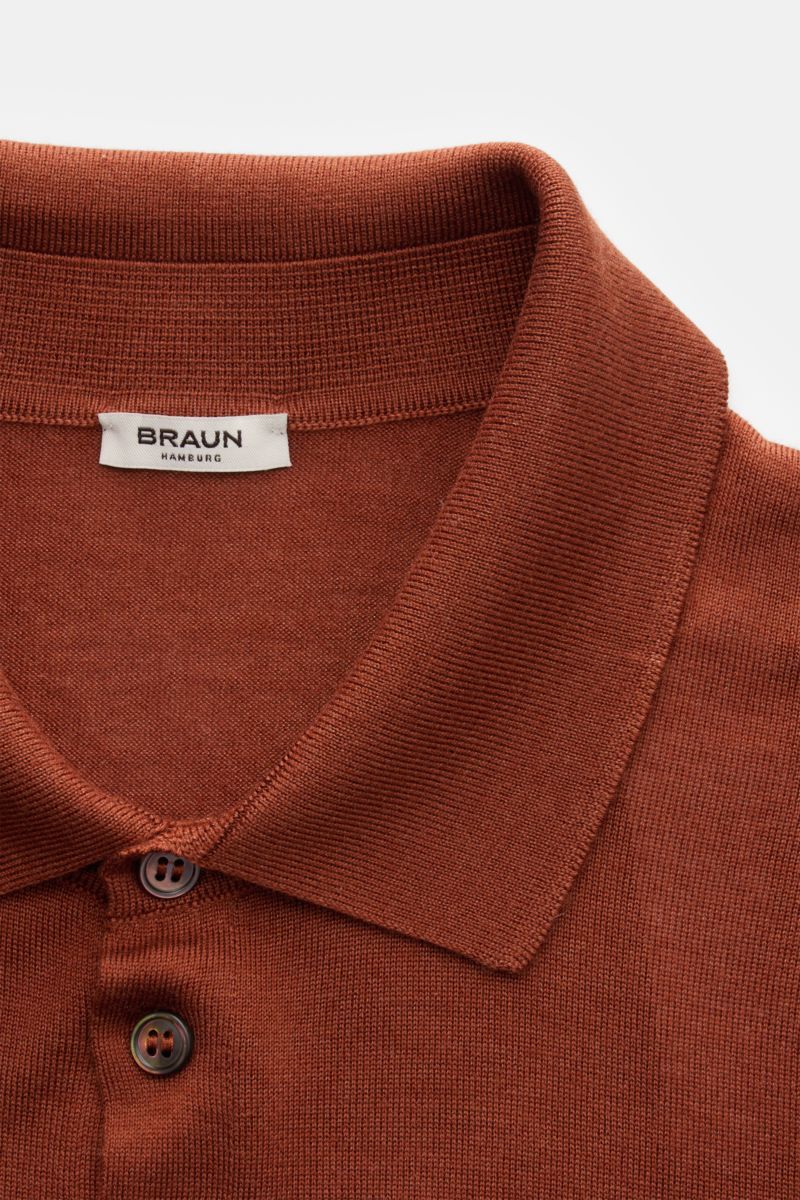 Gran Sasso Fine knit polo rust brown shown from a close-up top-front perspective, featuring a slim fit, smooth four-button placket, ribbed bands, and a signature polo collar. Luxury you can feel on your skin: This long sleeve knit polo by BRAUN HAMBURG ha