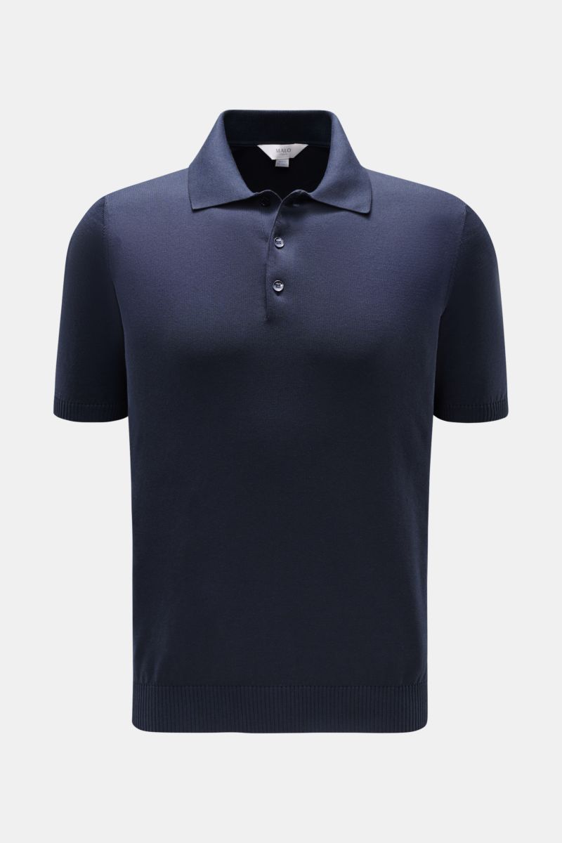 Front view of Malo Kurzarm-Strickpolo navy, a slim fit short-sleeve knit polo made of pure cotton with a soft touch, fine knit texture, tailored collar, smooth three-button placket, and comfortable ribbed cuffs. 

Description: 
Ein Essential für jeden 