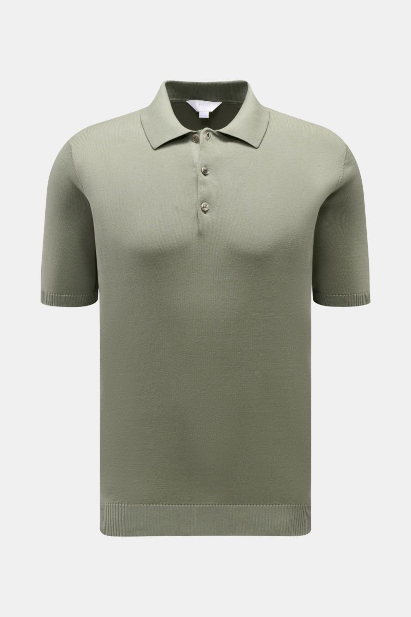Malo Kurzarm-Strickpolo salbei, frontale Nahaufnahme, Slim Fit, reine Baumwolle, feines Strickbild, Polokragen, Drei-Knopf-Leiste, Rippbündchen.