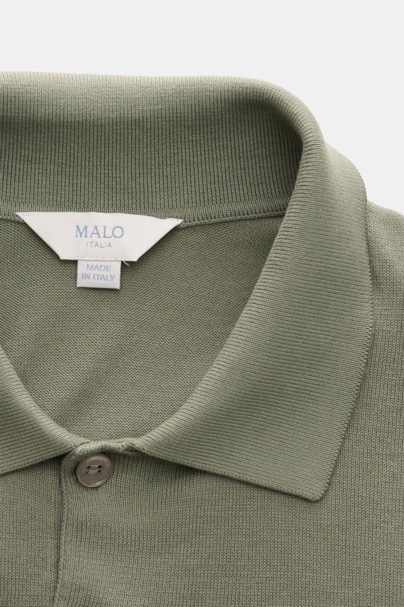 Nahaufnahme des Malo Kurzarm-Strickpolo salbei von oben, slim fit mit feinem Strickbild, Polokragen und Drei-Knopf-Leiste.